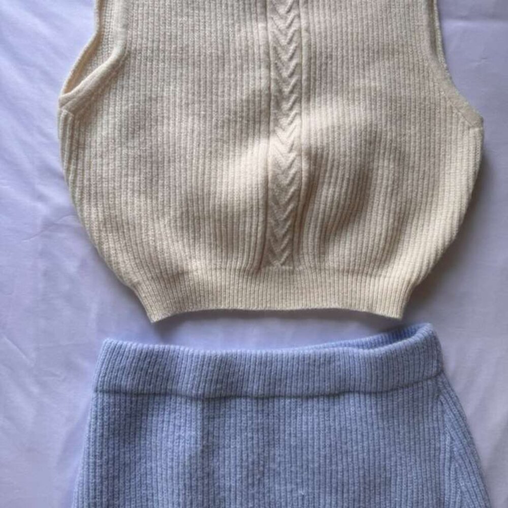 Winter Sleeveless Vest Paired with a Hight Waisted Slip Bodycon Skirt a Vintage - Picture 6 of 7